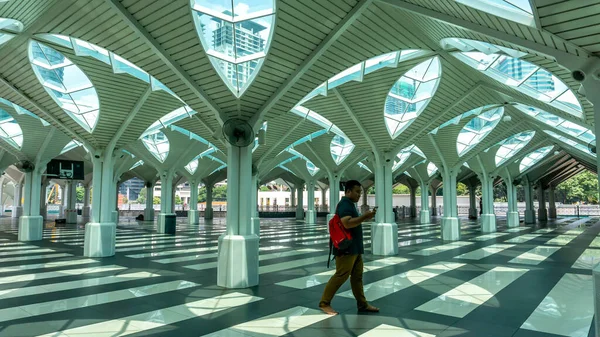 Kuala Lumpur, Malezya - 30 Temmuz 2019: KLCC Camii 'nin ya da Kuala Lumpur' daki Mescid as Syakirin 'in güzel iç tasarım çatısı altında yürüyen kırmızı sırt çantalı tanımlanamayan Müslüman adam.