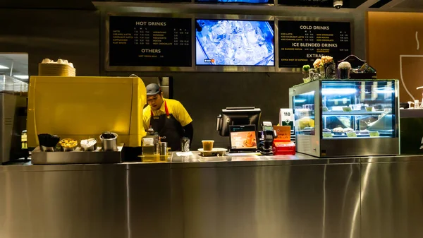 Kuala Lumpur, Malezya - 30 Temmuz 2019: Barista Kuala Lumpur 'daki McDonald' s restoranında kahve hazırlıyor. % 100 Arabika kahve çekirdeklerinden yapılmış yüksek kaliteli kahve..