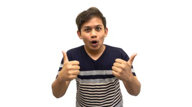 Vay canına, Asyalı genç Malezyalı adamın etkileyici yüz tepkisi. İki baş parmağı havada ve beyaz arka planda tişörtünü çıkarıyor..