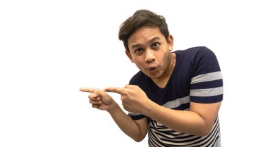 Asyalı, çizgili tişörtlü, elleri boş ve izole beyaz arka planı olan Asyalı genç bir adamın şaşırmış yüz ifadesi..