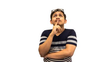 Kafası karışık ve düşünceli genç Asyalı Malezyalı bir adamın gözlüklü ve çenesinde boş alana bakan beyaz arkaplan şeritli tişörtlü ifadesini. Düşünme konsepti.