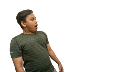 Asyalı genç Malaylı 'nın şok olmuş yüz ifadesi izole edilmiş beyaz arkaplanı olan boş bir içerik alanı gösteriyor. Reklam modeli konsepti.