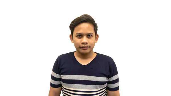 白い背景を持つカメラにまっすぐに見えるストリップTシャツを持つ若いアジア系マレー人の男性の肖像画 — ストック写真