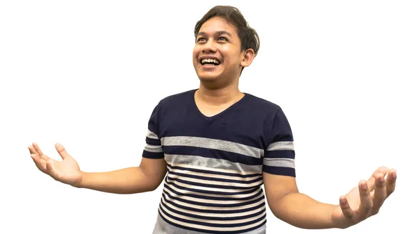 一个年轻的亚裔马来人 穿着带条纹的T恤衫 手拉手地打开孤立的白色背景 他的脸上露出邪恶的表情和大笑的表情 — 图库照片