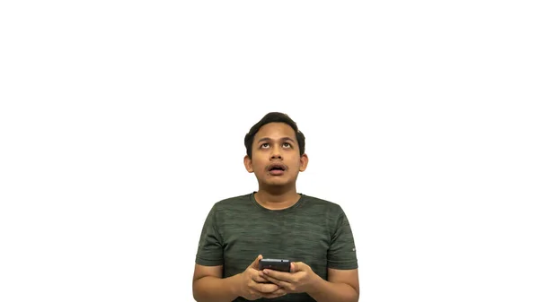 哇和震惊的脸表情年轻的亚裔马来人使用智能手机和看空旷的空间与孤立的白色背景 网上广告概念 — 图库照片