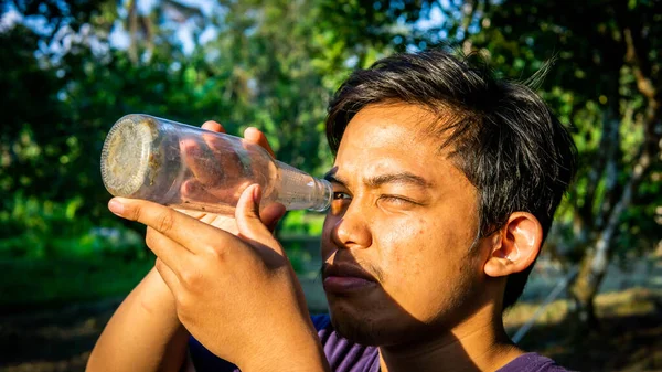 Ein Porträt Eines Jungen Malaysiers Der Einer Glasflasche Den Morgendlichen — Stockfoto