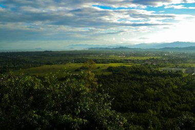 Sabah, Bukit Kinandukan 'dan yeşil orman ve bulutlu mavi gökyüzü ile dünyanın güzel manzarasının hava görüntüsü..