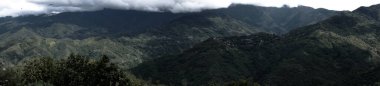 Kundasang Sabah 'ın panoramik manzarası berrak mavi gökyüzü ve beyaz bulutun gölgesi.