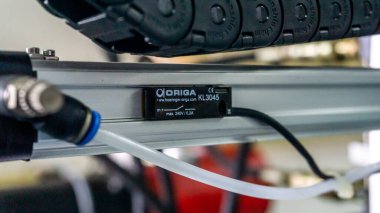 Bangi, Malezya - 28 Ağustos 2019: Parker Origa şirketinden bir çubuksuz silindir üzerindeki manyetik sensör kamış düğmesinin yakın görüntüsü.