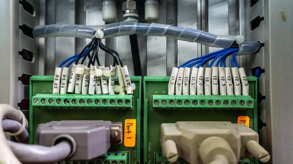 産業用電気機械の端子台コネクタに接続する配線ケーブルのビューを閉じます 選択的な角度と焦点 産業作業概念 — ストック写真
