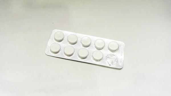 Tabletten Oder Pillen Der Packung Auf Einem Isolierten Weißen Hintergrund — Stockfoto