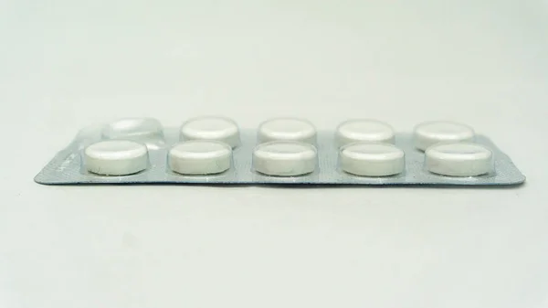Tabletter Eller Piller Förpackningen Isolerad Vit Bakgrund Detta Läkemedel Eller — Stockfoto