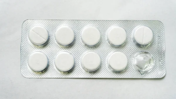 Tablet Atau Pil Dalam Paket Pada Latar Belakang Putih Yang — Stok Foto