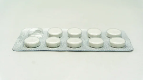 Tablet Atau Pil Dalam Paket Pada Latar Belakang Putih Yang — Stok Foto