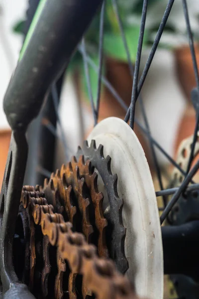 山地车锈迹斑斑的链轮因维修不良而与自行车后胎连在一起的近景 — 图库照片