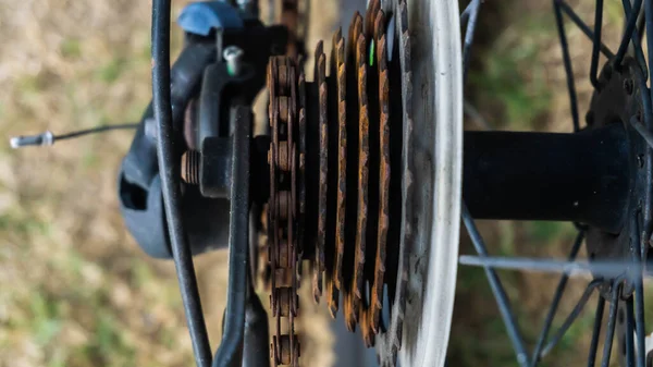 Vedere Aproape Bicicletei Munte Sprocket Ruginit Unelte Lanț Anvelopa Din — Fotografie, imagine de stoc