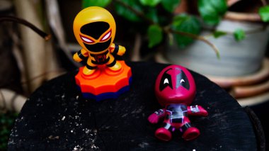 Selangor, Malezya - 28 Mart 2019: İki McDonald 's oyuncağı yerde yatıyordu ve Örümcek Adam ayağa kalktı.