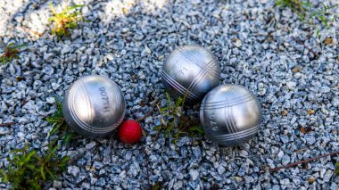 Üç şeritli Petanque Bulvarı ve sarayda küçük yeşil çimenler olan ince çakıllı kırmızı bir kriko..