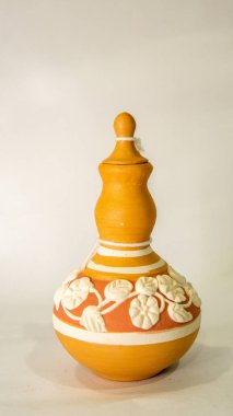 İzole edilmiş beyaz arkaplanlı 'labu sayong' olarak bilinen el yapımı geleneksel zanaat. Clay çömlek sanatı. Geleneksel Malay el yapımı su depolama kabı.