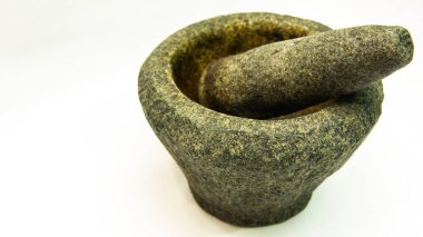 Havan ve yayalar ya da Malay 'daki leung batu izole edilmiş beyaz bir arka planda. Malzeme ve maddeleri ezmek ve öğütmek için kullanılan eski veya geleneksel bir araç.