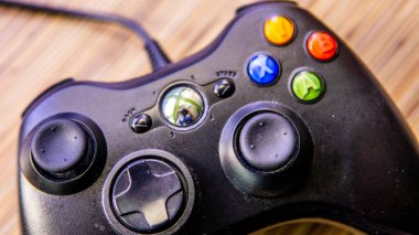 Bangi, Malezya - 24 Temmuz 2019: Ahşap masa arkaplanlı Xbox 360 Kontrolörünün görüntüsü.