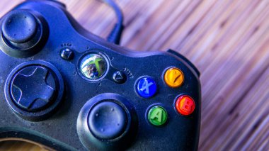 Bangi, Malezya - 24 Temmuz 2019: Ahşap masa arkaplanlı Xbox 360 Kontrolörünün görüntüsü.