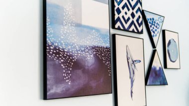 Sepang, Malezya - 7 Eylül 2019: Ev iç mimarisi fikri ve konsepti. Sanat ile duvar dekorasyonu. Mavi ve pastel renk kombinasyonu. Sakin ve sakin bir ortam. Minimalizm tasarımı.