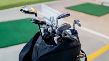 Selangor, Malezya - 17 Eylül 2019: Stanttaki çeşitli golf klübünün yakın görüntüsü gece boyunca golf sahasında dilencilik yapıyor..
