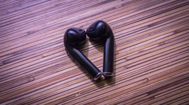 Kablosuz bluetooth kulaklık veya ahşap masa arkasındaki kulaklıkları kapat.