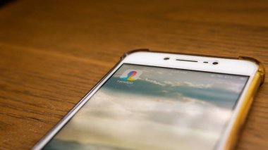 Sungai Buloh, Malezya - 20 Temmuz 2019: Akıllı telefonu olan bir Android kullanıcısı ekranda logolu FaceApp uygulamasını açtı. Fotoğraflardaki yüzlerin son derece gerçekçi dönüşümlerini düzenleyen uygulamalar.