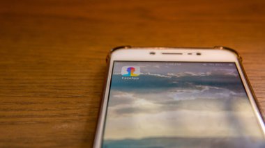 Sungai Buloh, Malezya - 20 Temmuz 2019: Akıllı telefonu olan bir Android kullanıcısı ekranda logolu FaceApp uygulamasını açtı. Fotoğraflardaki yüzlerin son derece gerçekçi dönüşümlerini düzenleyen uygulamalar.