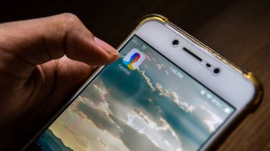 Sungai Buloh, Malezya - 20 Temmuz 2019: Akıllı telefonu olan bir Android kullanıcısı ekranda logolu FaceApp uygulamasını açtı. Fotoğraflardaki yüzlerin son derece gerçekçi dönüşümlerini düzenleyen uygulamalar.