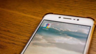 Sungai Buloh, Malezya - 20 Temmuz 2019: Akıllı telefonu olan bir Android kullanıcısı ekranda logolu FaceApp uygulamasını açtı. Fotoğraflardaki yüzlerin son derece gerçekçi dönüşümlerini düzenleyen uygulamalar.