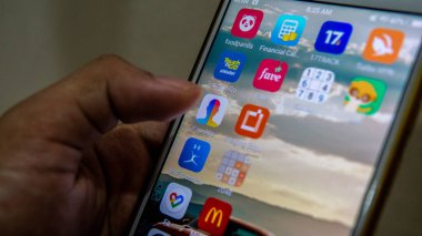 Sungai Buloh, Malezya - 20 Temmuz 2019: Dokunmatik ekranda FaceApp logosuna dokunan bir Android kullanıcısı. Fotoğraflardaki yüzlerin son derece gerçekçi dönüşümlerini düzenleyen uygulamalar.
