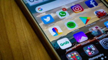 Sungai Buloh, Malezya - 20 Temmuz 2019: Bir Android akıllı telefonu FaceApp uygulama logosunu ekranda gösteriyor. Fotoğraflardaki yüzlerin son derece gerçekçi dönüşümlerini düzenleyen uygulamalar.