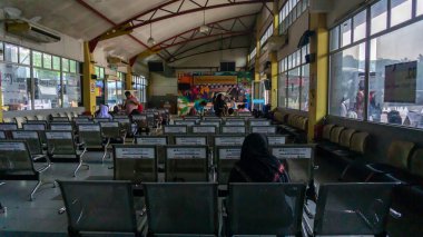 Kuala Lumpur, Malezya - 14 Eylül 2019: Sabahleyin Kuala Lumpur, Hentian Duta 'da otobüs bekleme odasının manzarası.