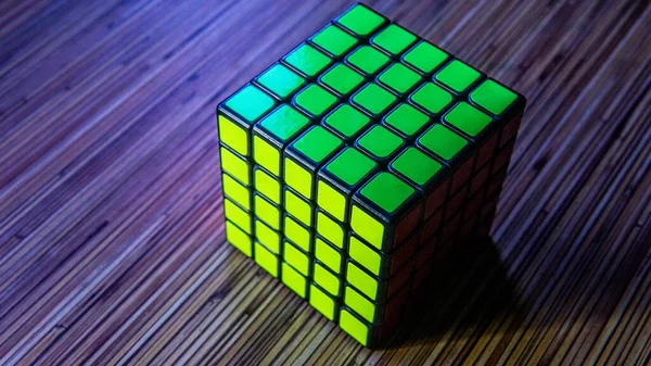 Bangi Malezja Lipca 2019 5X5 Kostka Rubika Drewnianym Tle Stołu — Zdjęcie stockowe