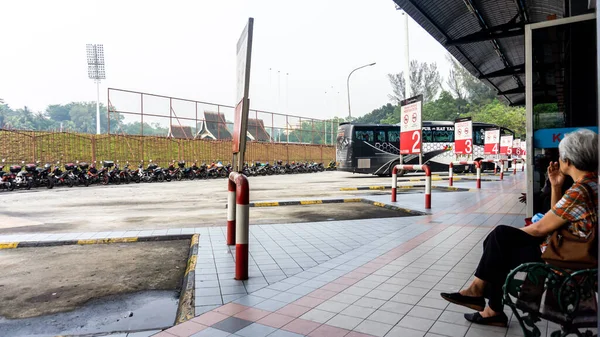 Kuala Lumpur Malasia Septiembre 2019 Una Anciana Espera Autobús Terminal —  Fotos de Stock