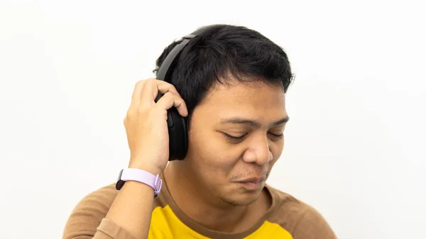 Close Retrato Homem Asiático Feliz Sorrindo Enquanto Aprecia Ouvir Música — Fotografia de Stock