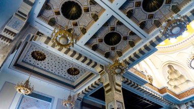 Sendayan, Malezya - 29 Aralık 2019: Sri Sendayan Camii 'nin iç tasarımı Negeri Sembilan. Yeni İslam kültürü ve minimalist modern tasarım konsepti.