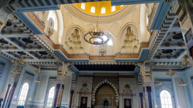 Sendayan, Malezya - 29 Aralık 2019: Sri Sendayan Camii 'nin iç tasarımı Negeri Sembilan. Yeni İslam kültürü ve minimalist modern tasarım konsepti.