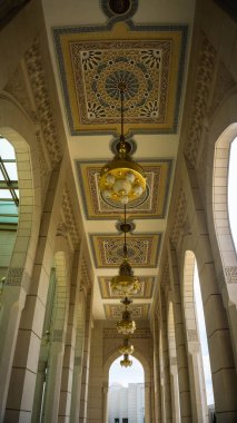 Sendayan, Malezya - 29 Aralık 2019: Koridor boyunca yer alan iç tasarım, Sri Senthe Camii Negeri Sembilan 'daki güzel tavan lambasıyla. İslami ve minimalist modern tasarım kavramı.