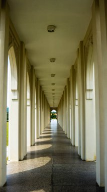 Sri Sendayan Camii Negeri Sembilan 'daki namaz salonunun koridorundaki iç tasarım. İslami ve minimalist modern tasarım kavramı.