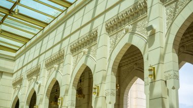 Sendayan, Malezya - 29 Aralık 2019: Sri Sendayan Camii 'nin iç tasarımı Negeri Sembilan. Yeni İslam kültürü ve minimalist modern tasarım konsepti.