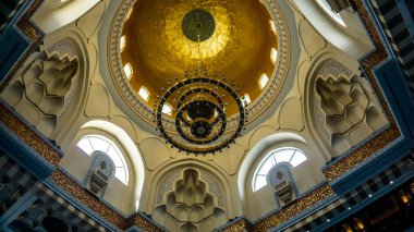 Sendayan, Malezya - 29 Aralık 2019: Sri Sendayan Camii 'nin iç tasarımı Negeri Sembilan. Yeni İslam kültürü ve minimalist modern tasarım konsepti.