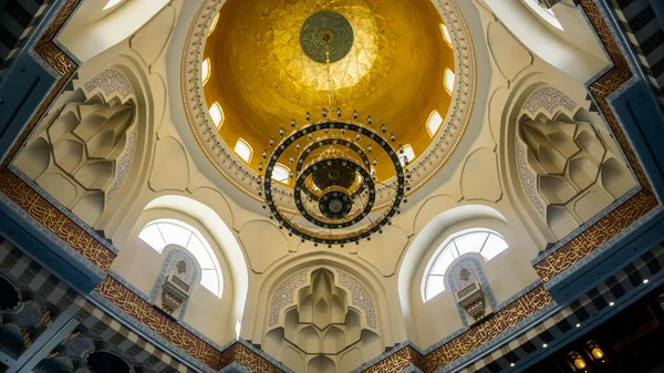 Sendayan, Malezya - 29 Aralık 2019: Sri Sendayan Camii 'nin iç tasarımı Negeri Sembilan. Yeni İslam kültürü ve minimalist modern tasarım konsepti.