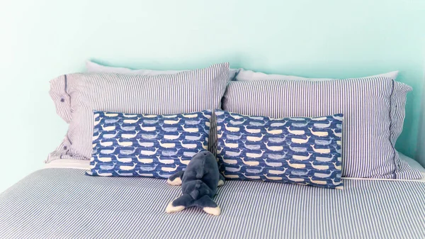 違い青の色のトーンとベッドルームの装飾のアイデア 静かで明るいコンセプト — ストック写真