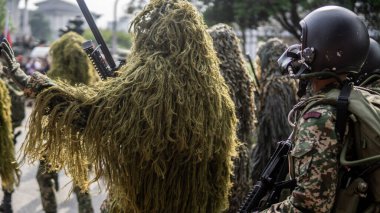 Putrajaya, Malezya - 31 Ağustos 2019: 62. Bağımsızlık Günü veya Putrajaya 'da Malezya' nın Merdeka Günü kutlamalarında yürüyüş birliklerinin yakın görüntüsü.