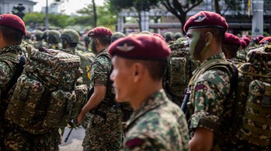 Putrajaya, Malezya - 31 Ağustos 2019: 62. Bağımsızlık Günü veya Putrajaya 'da Malezya' nın Merdeka Günü kutlamalarında yürüyüş birliklerinin yakın görüntüsü.