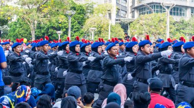 Putrajaya, Malezya - 31 Ağustos 2019: 62. Bağımsızlık Günü veya Putrajaya 'da Malezya' nın Merdeka Günü kutlamalarında yürüyüş birliklerinin yakın görüntüsü.
